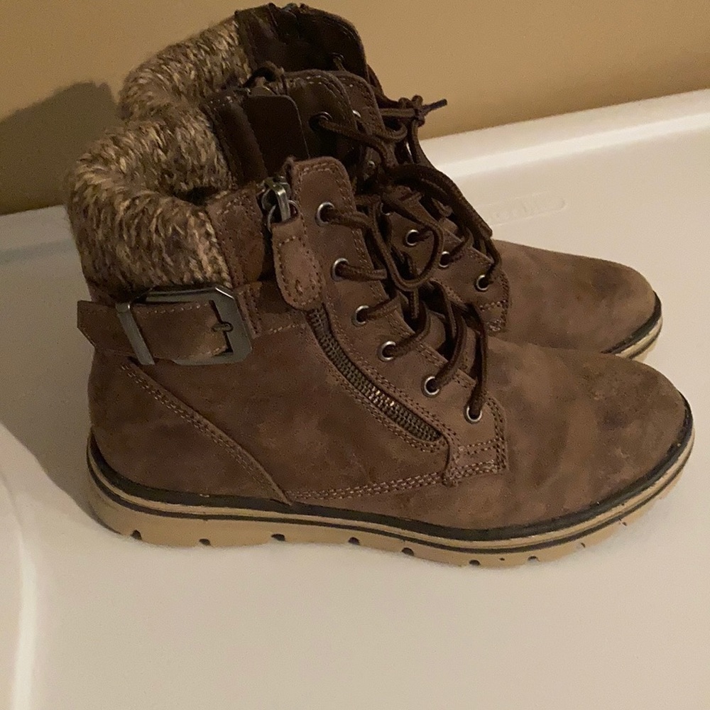 Cliffs boots by White Mountain. Women’s size 8.